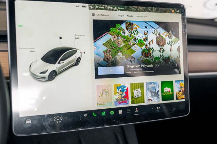 Hvid Tesla Model 3 fra 2021