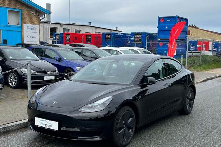 Sort Tesla Model 3 fra 2022