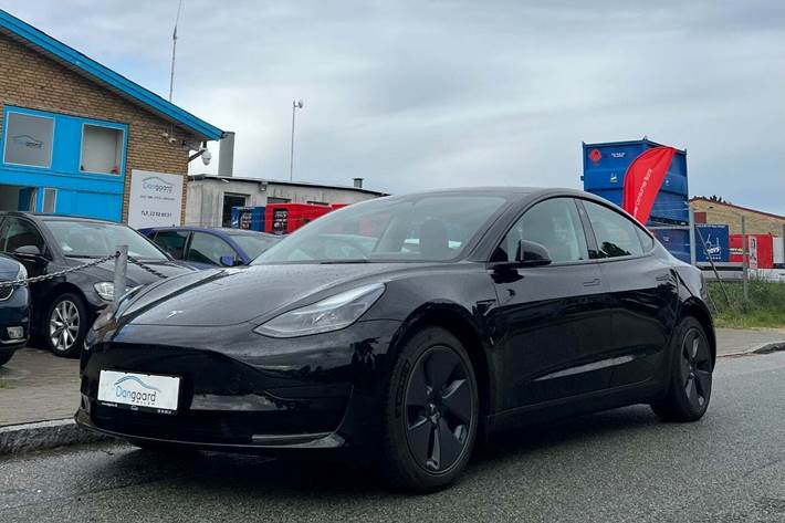 Sort Tesla Model 3 fra 2022