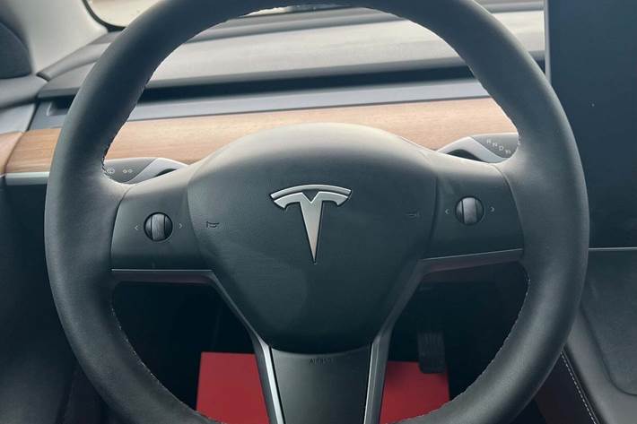 Sort Tesla Model 3 fra 2022