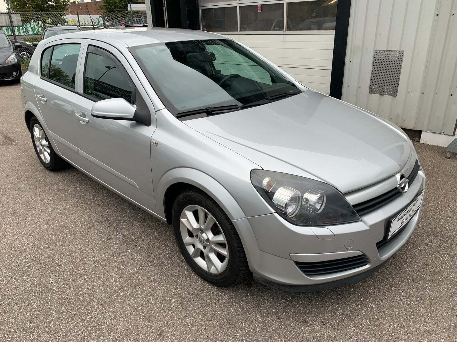 Sølv Opel Astra fra 2004