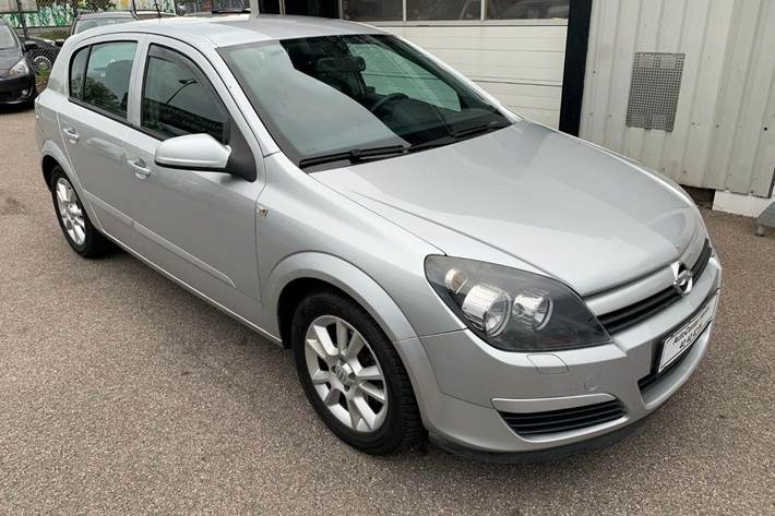 Sølv Opel Astra fra 2004