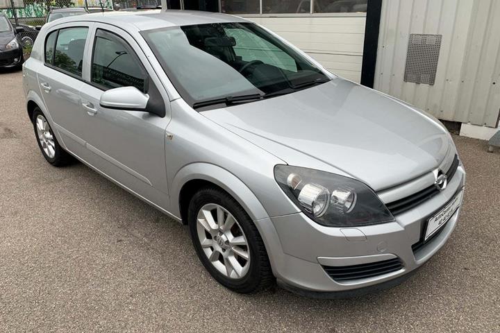 Sølv Opel Astra fra 2004