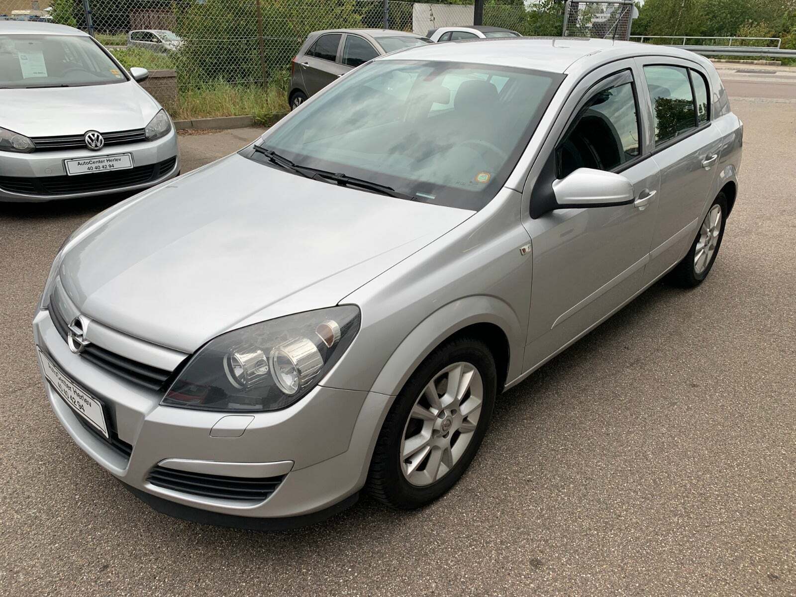 Sølv Opel Astra fra 2004