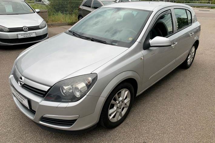 Sølv Opel Astra fra 2004