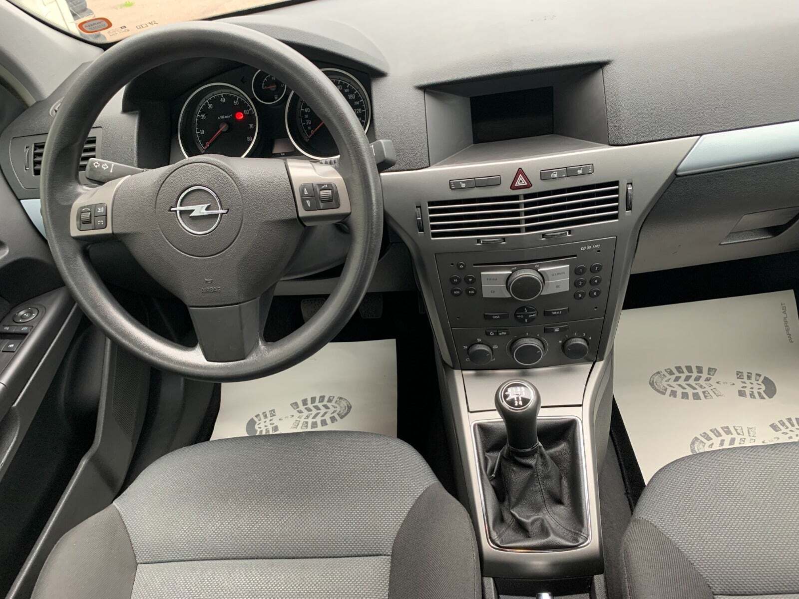 Sølv Opel Astra fra 2004