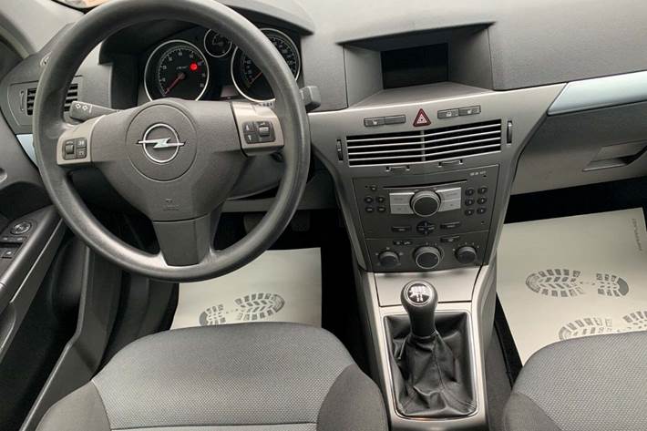 Sølv Opel Astra fra 2004