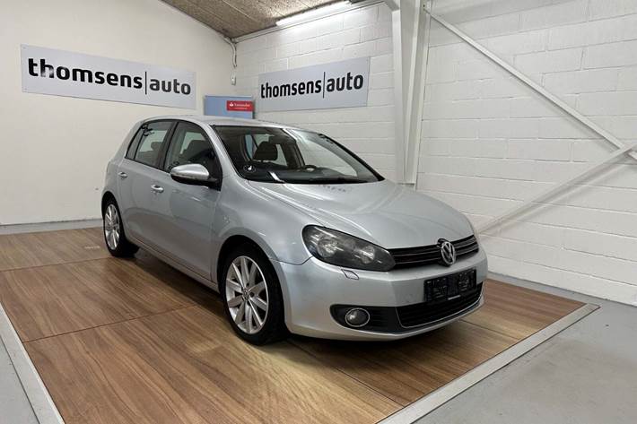 Sølv VW Golf VI fra 2011 set udefra
