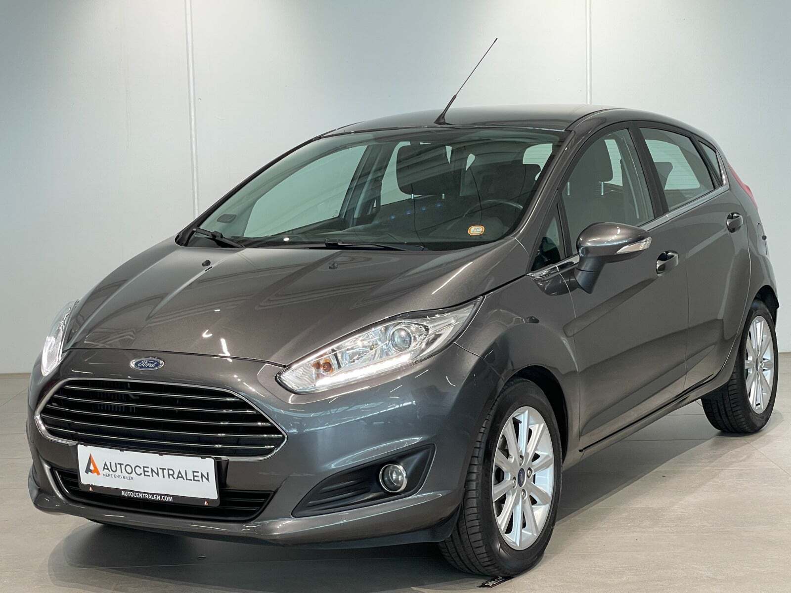 Grå Ford Fiesta fra 2015