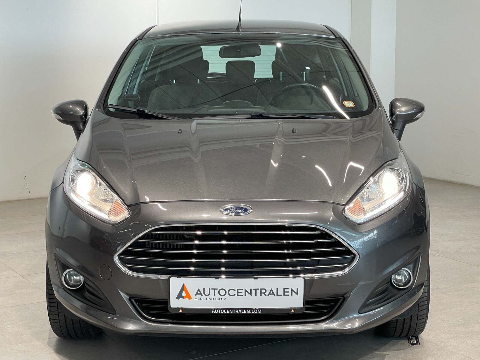 Grå Ford Fiesta fra 2015