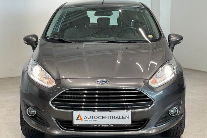 Grå Ford Fiesta fra 2015