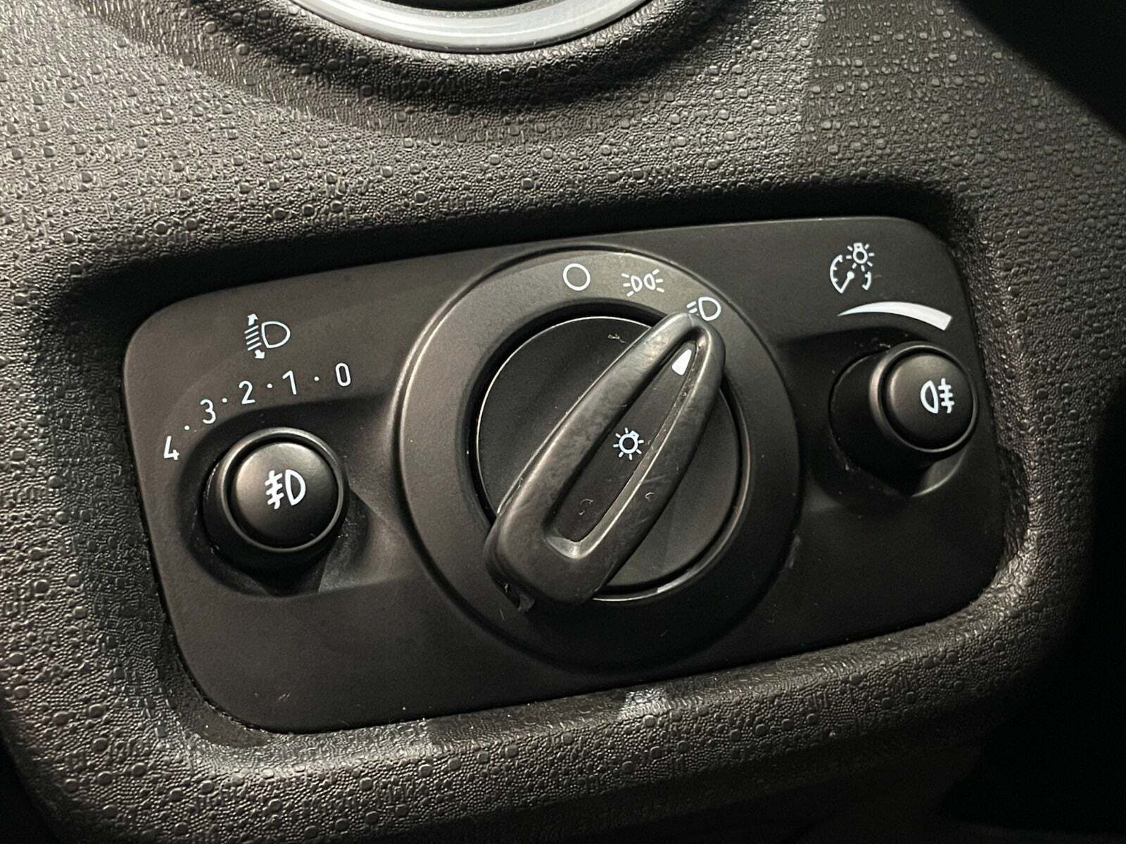 Grå Ford Fiesta fra 2015