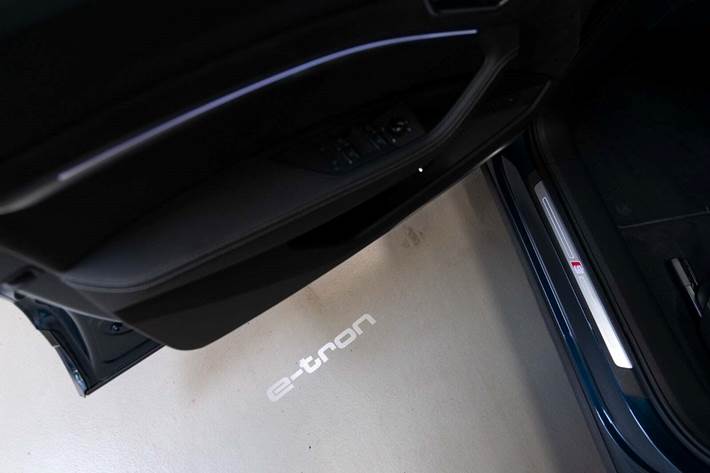 Blå Audi e-tron fra 2020