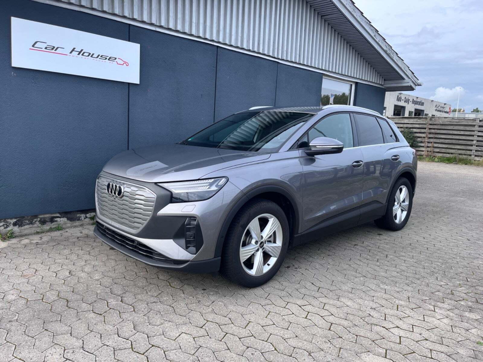 Grå Audi Q4 e-tron fra 2023
