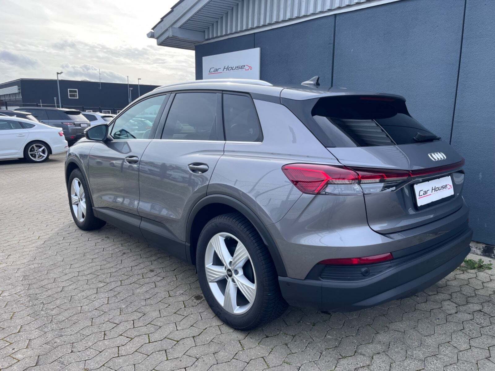 Grå Audi Q4 e-tron fra 2023