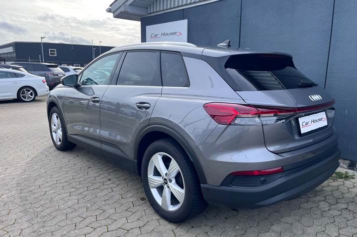 Grå Audi Q4 e-tron fra 2023