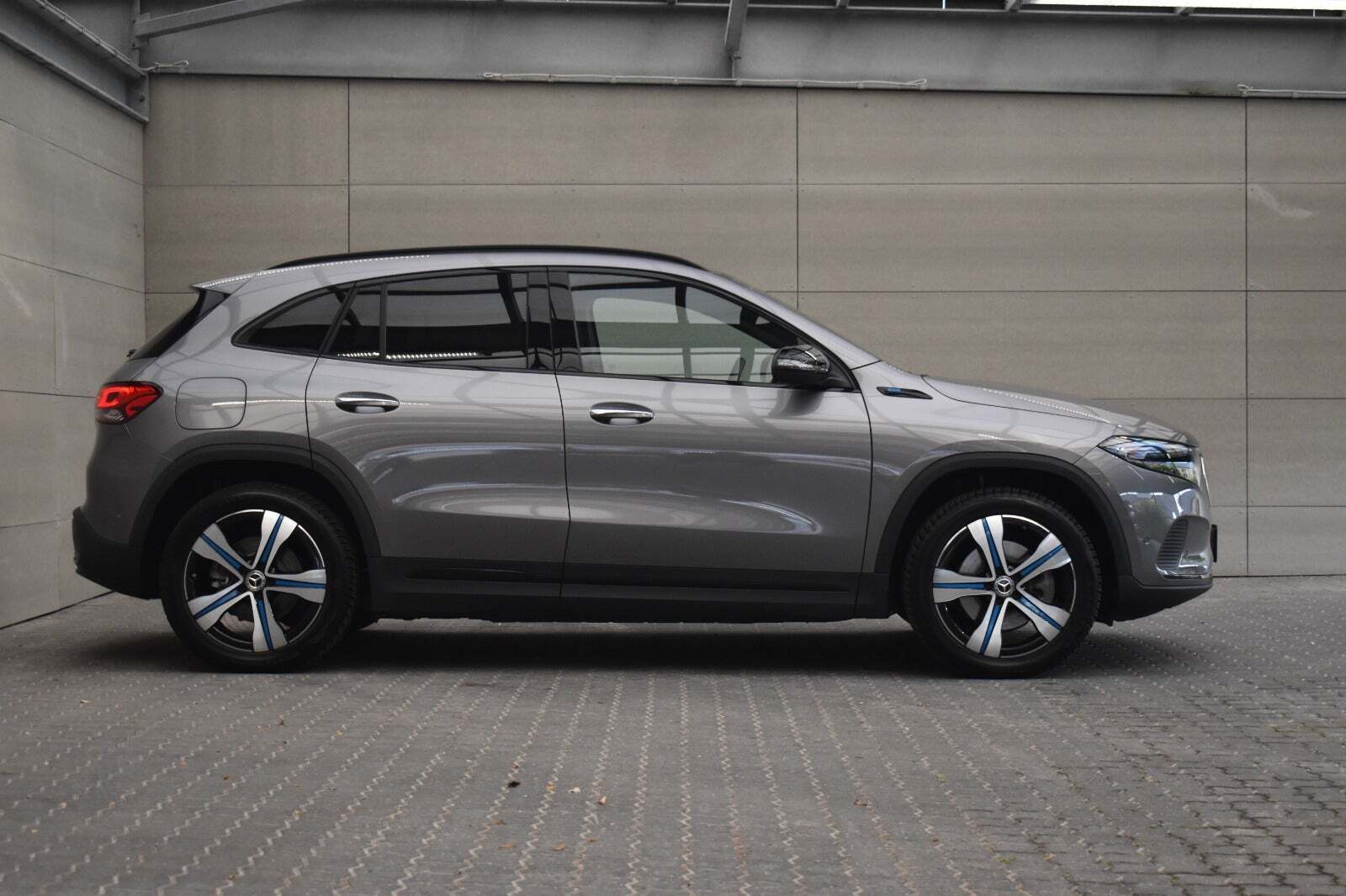 Grå Mercedes EQA250+ fra 2023