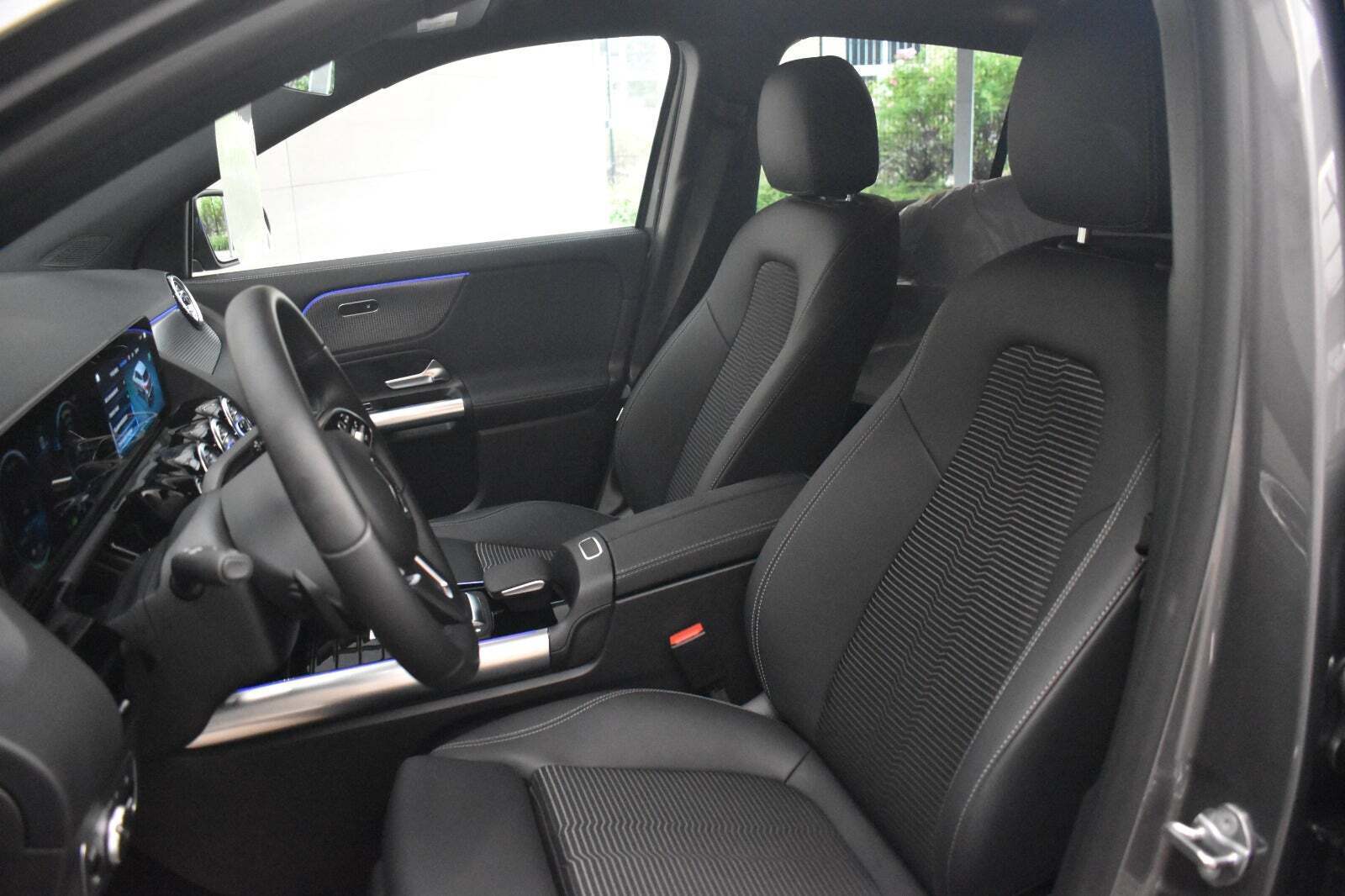 Grå Mercedes EQA250+ fra 2023