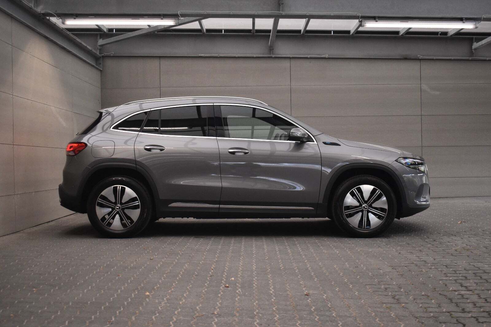 Grå Mercedes EQA350 fra 2022