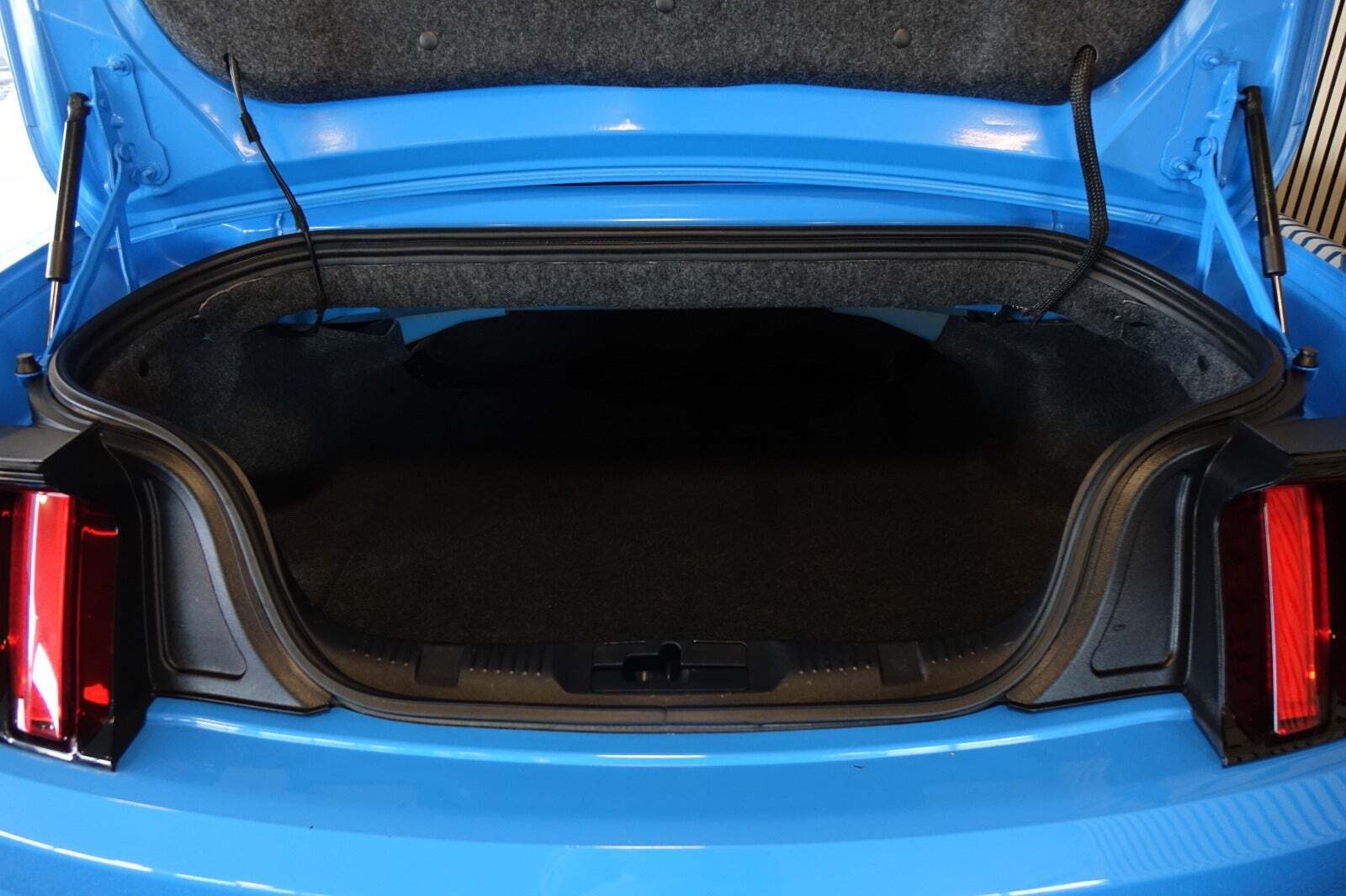 Blå Ford Mustang fra 2018