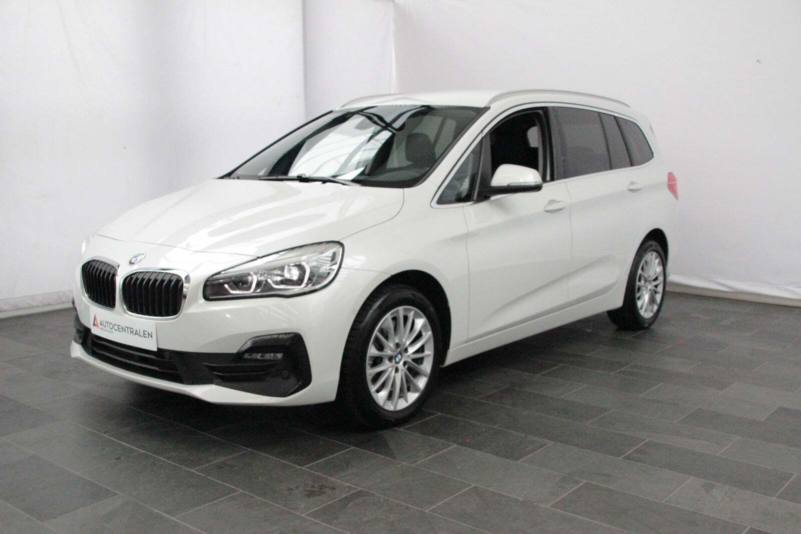 Hvid BMW 218d fra 2021