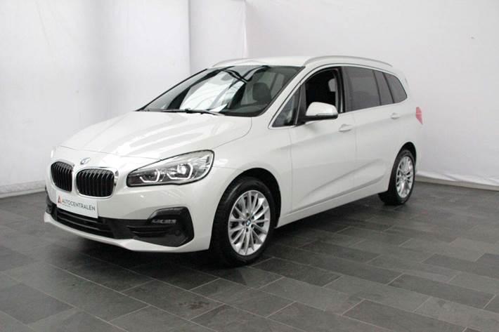 Hvid BMW 218d fra 2021