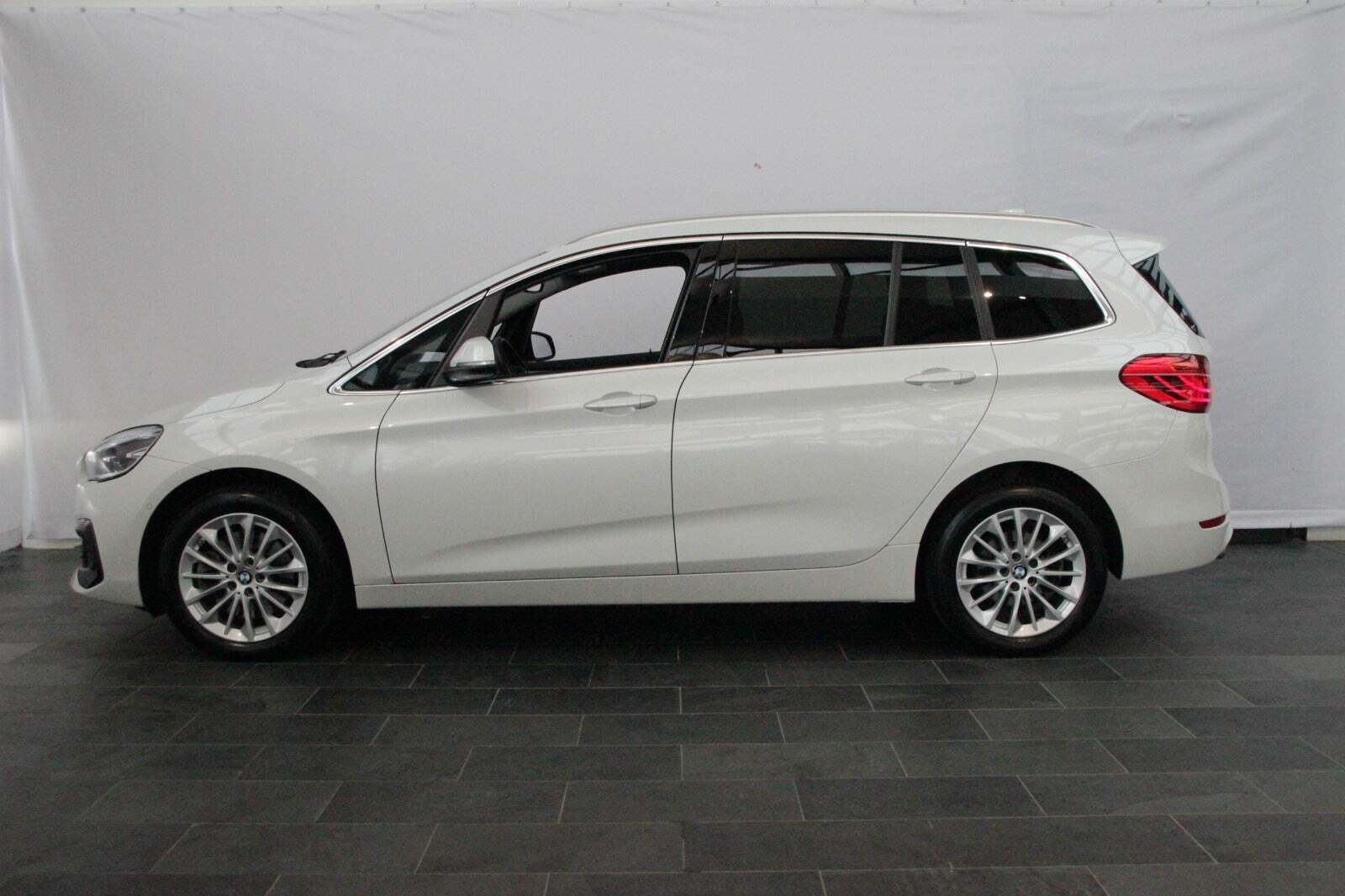 Hvid BMW 218d fra 2021