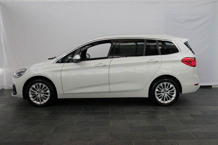 Hvid BMW 218d fra 2021