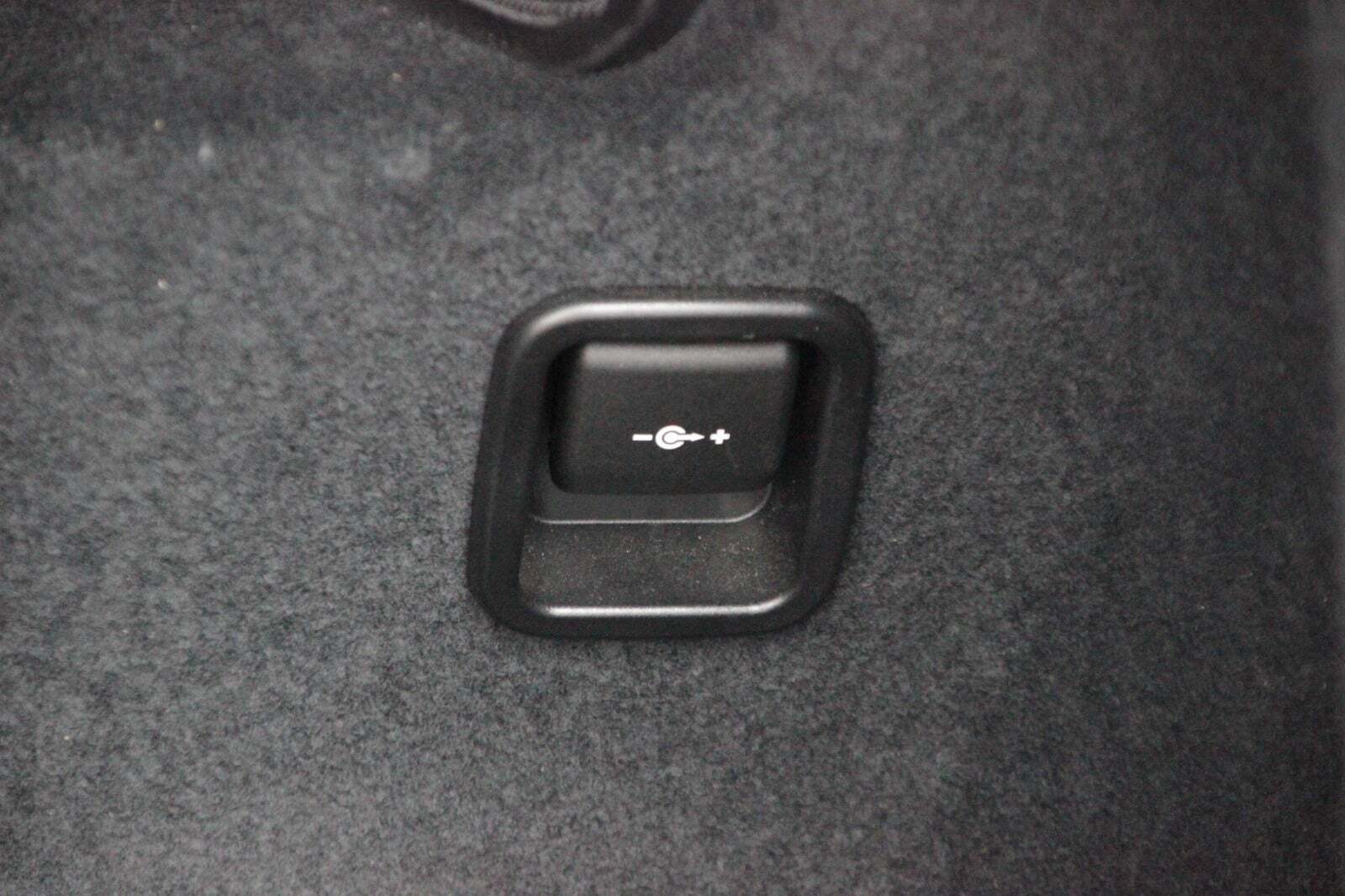 Hvid BMW 218d fra 2021