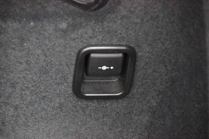 Hvid BMW 218d fra 2021