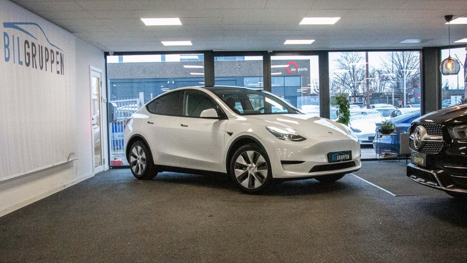 Hvid Tesla Model Y fra 2023