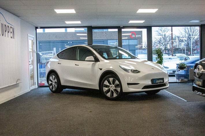 Hvid Tesla Model Y fra 2023