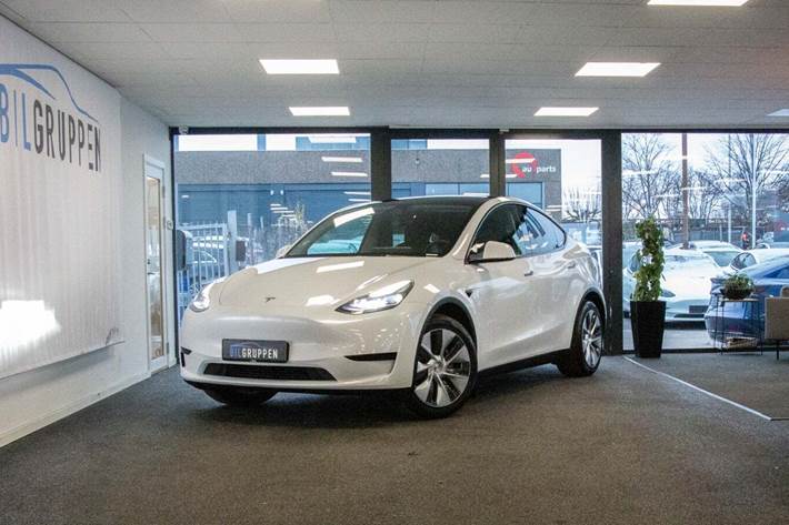 Hvid Tesla Model Y fra 2023