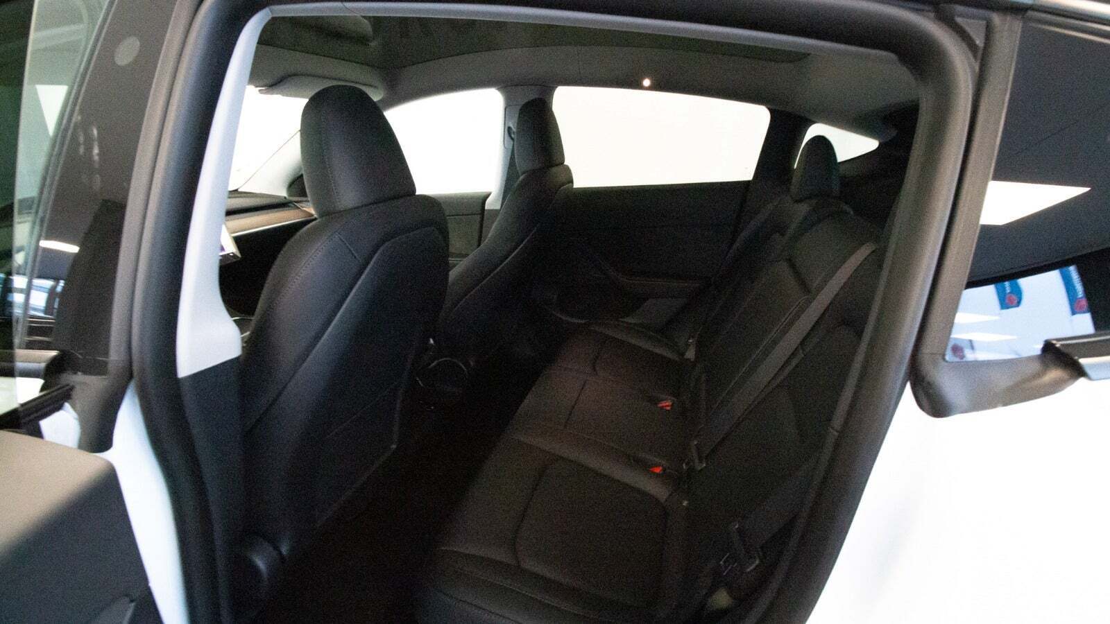 Hvid Tesla Model Y fra 2023