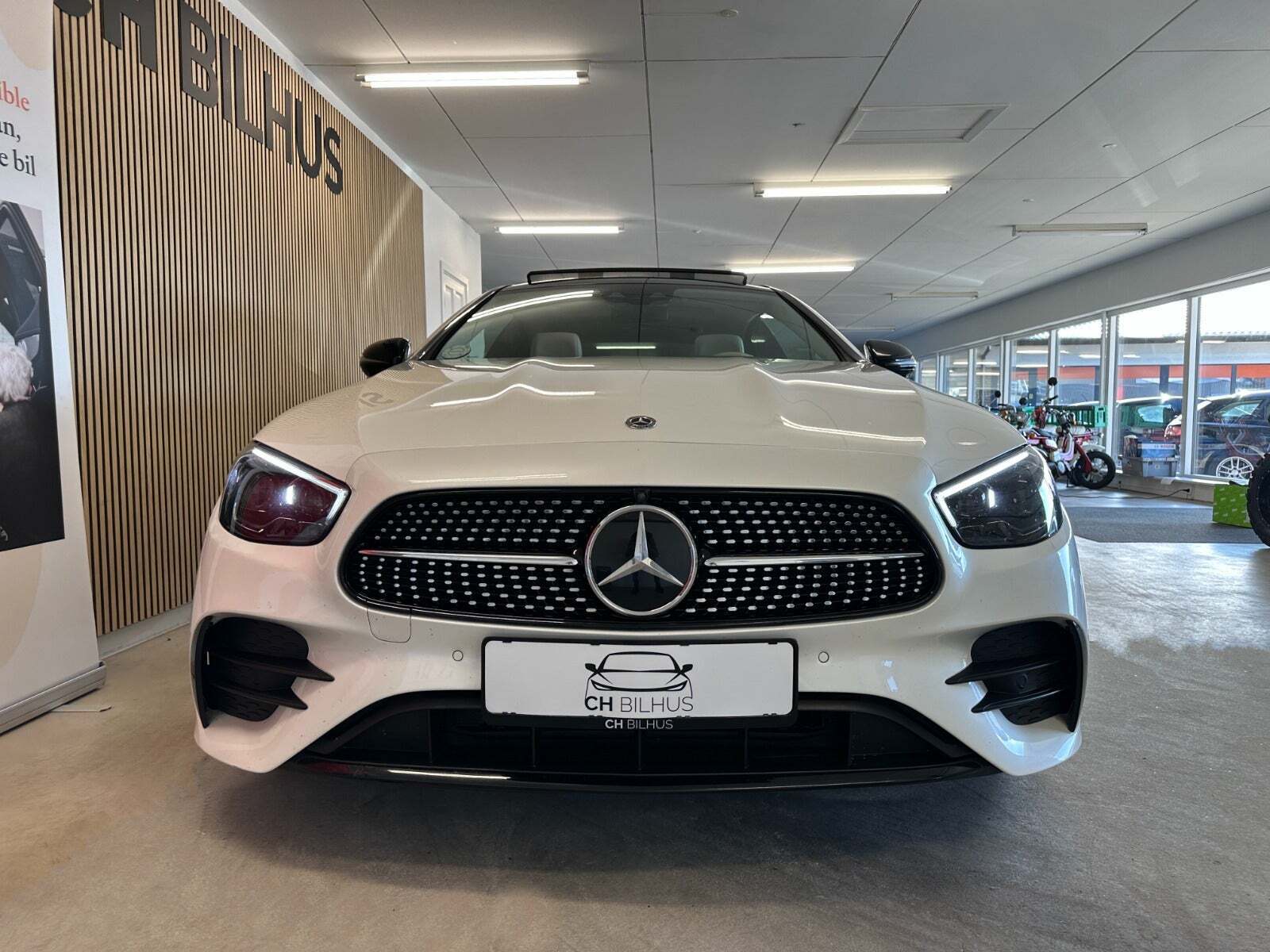 Grå Mercedes E220 d fra 2021