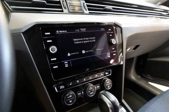 Grå VW Passat fra 2020