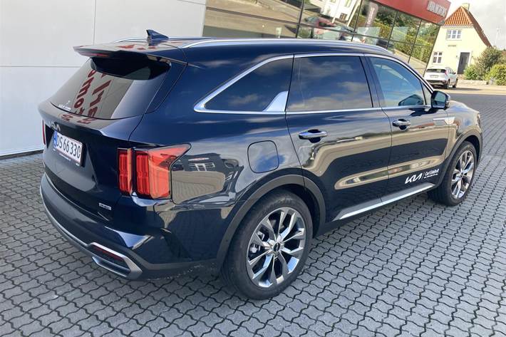 Blå Kia Sorento fra 2023 set udefra