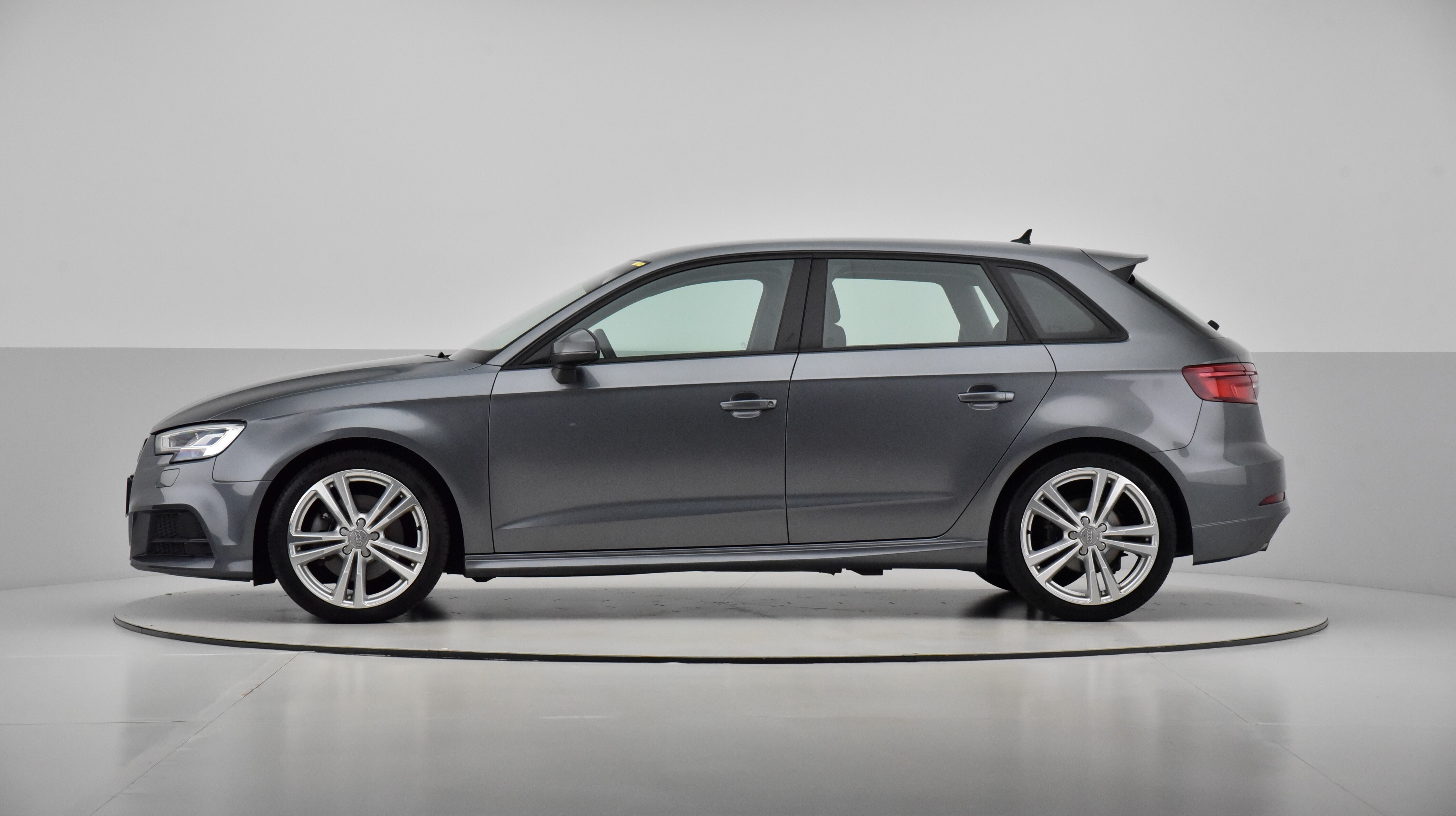 Grå Audi A3 fra 2019