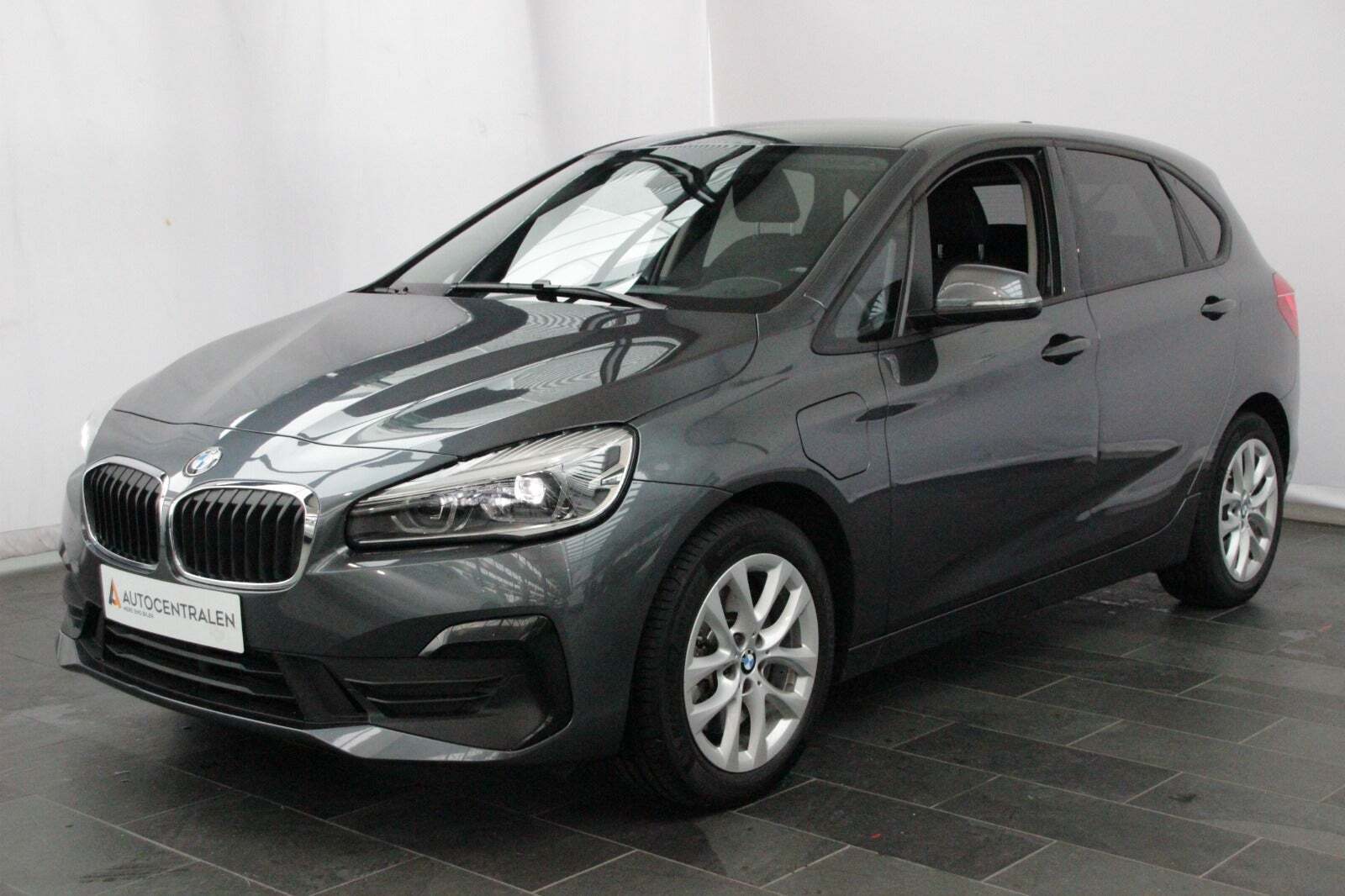 Grå BMW 225xe fra 2021