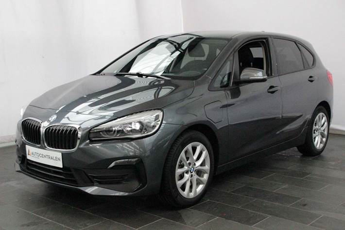Grå BMW 225xe fra 2021