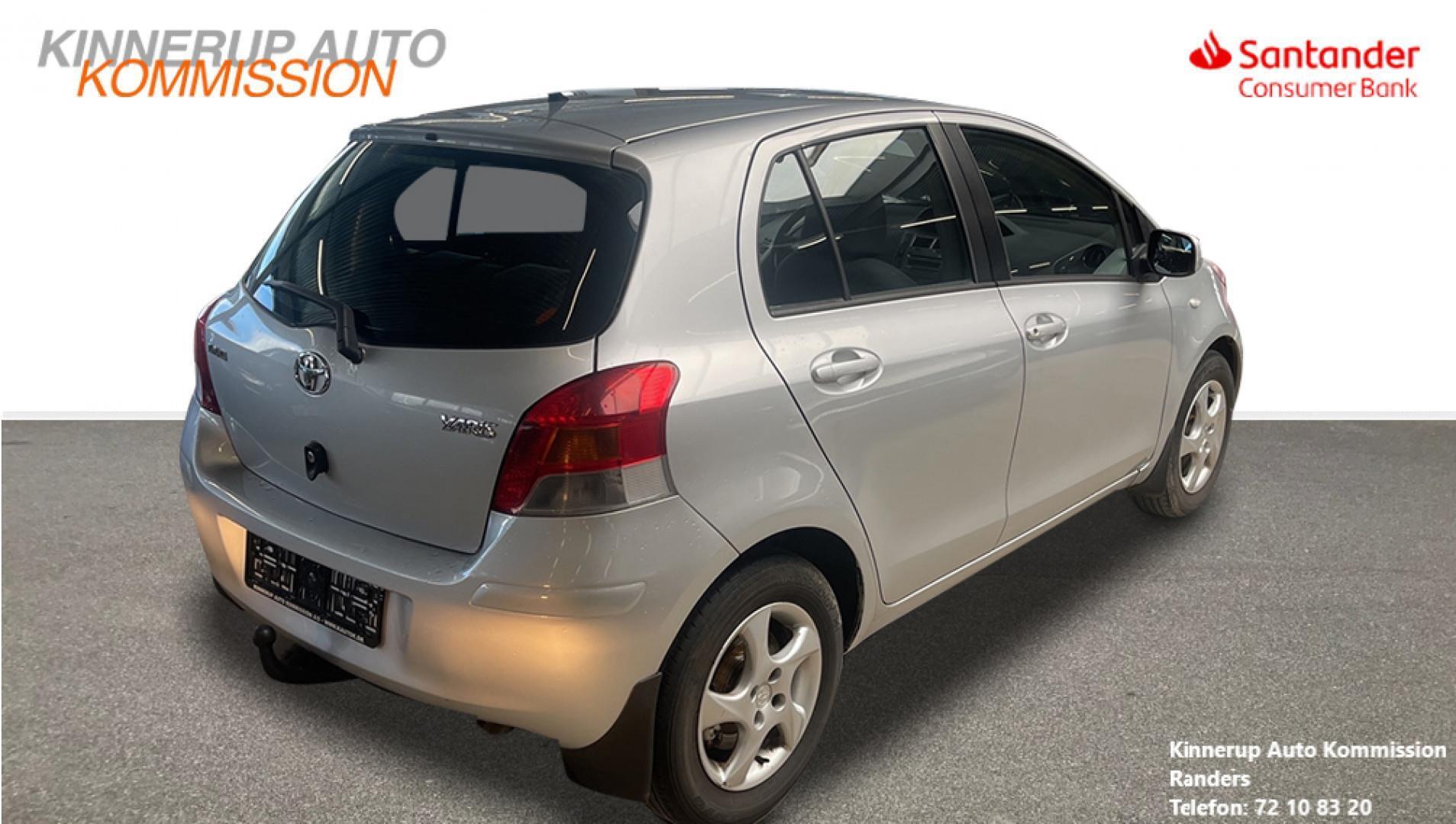 Sølv Toyota Yaris fra 2009