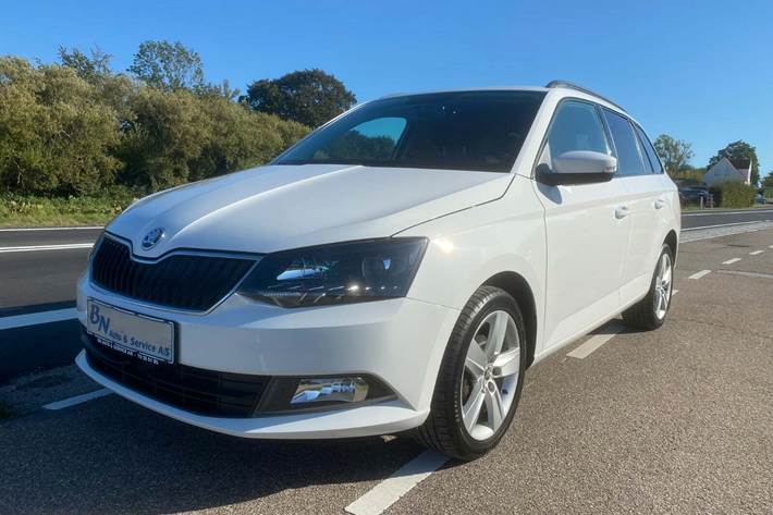 Hvid Skoda Fabia fra 2016 set udefra