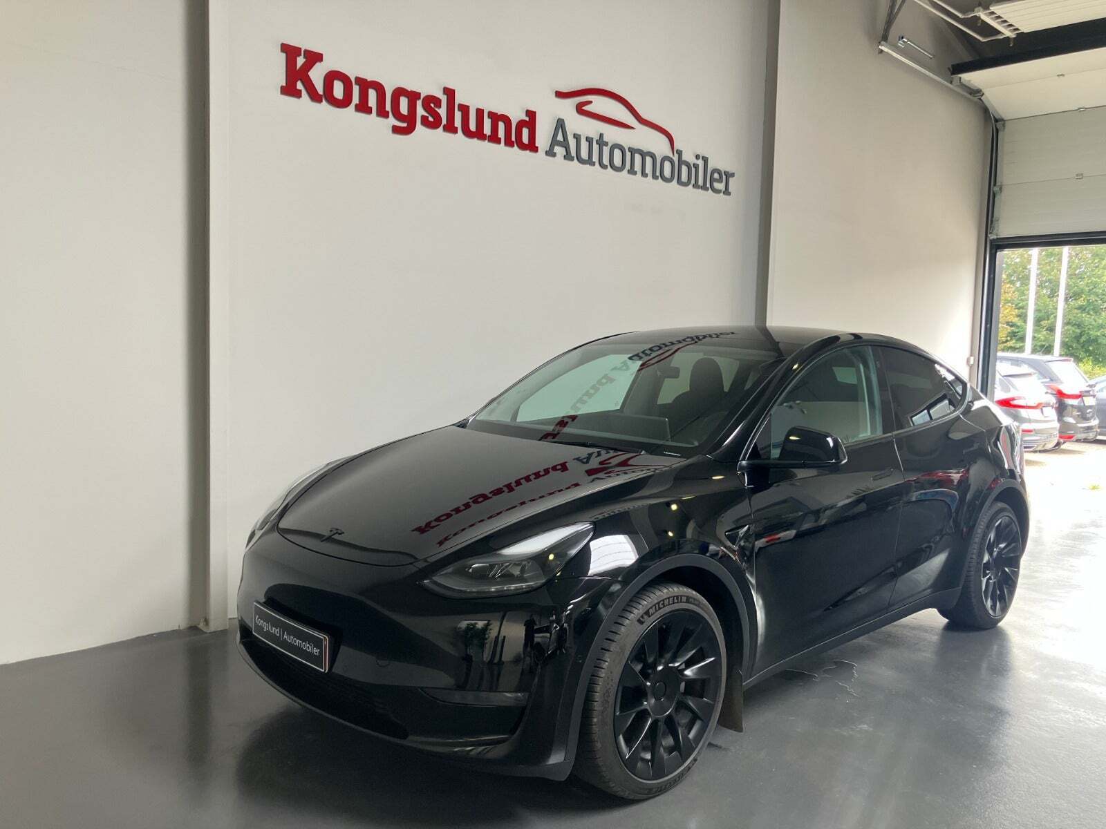 Sort Tesla Model Y fra 2022