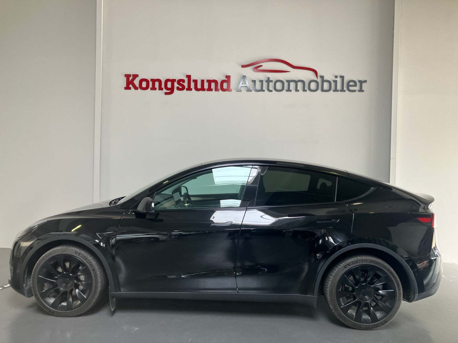Sort Tesla Model Y fra 2022