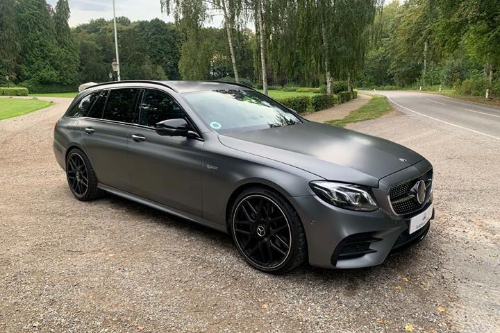 Grå Mercedes E43 fra 2018 set udefra