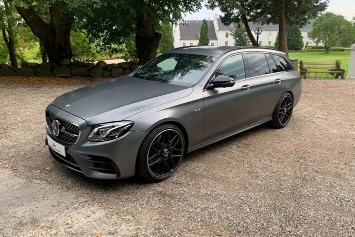 Grå Mercedes E43 fra 2018 set udefra