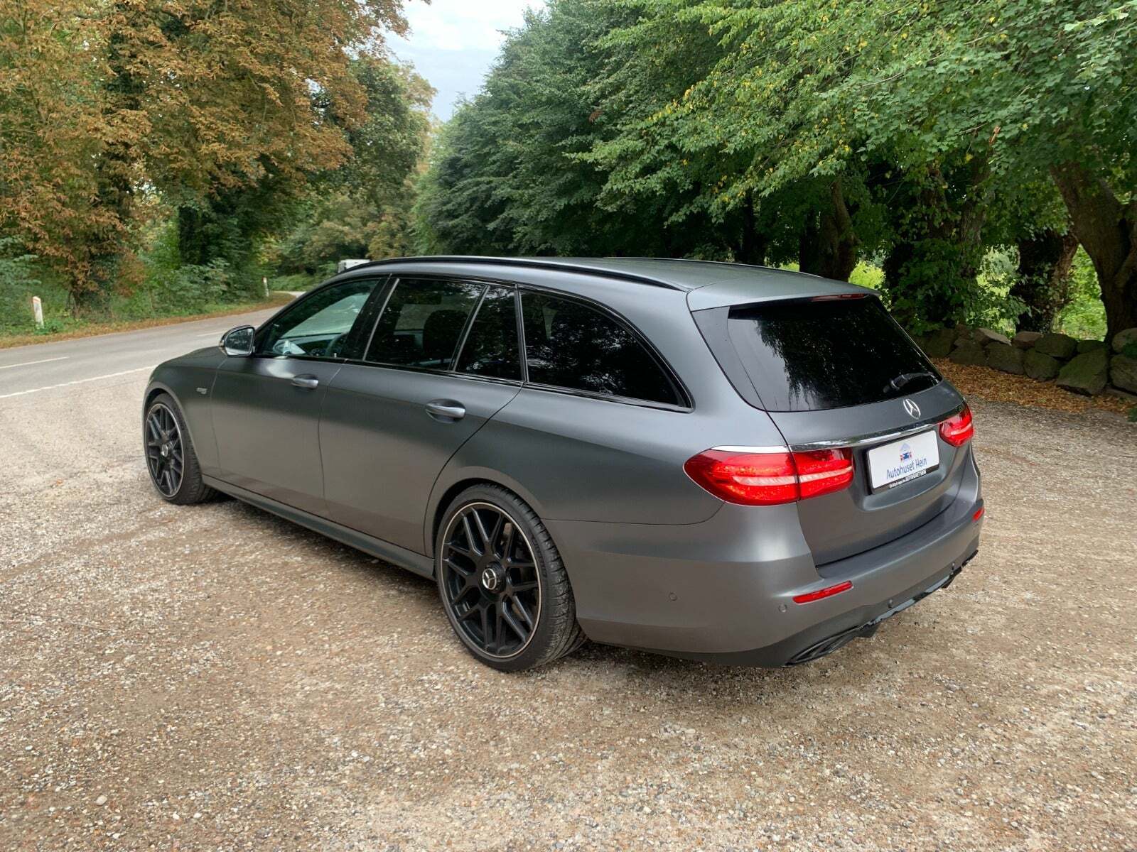 Grå Mercedes E43 fra 2018 set udefra