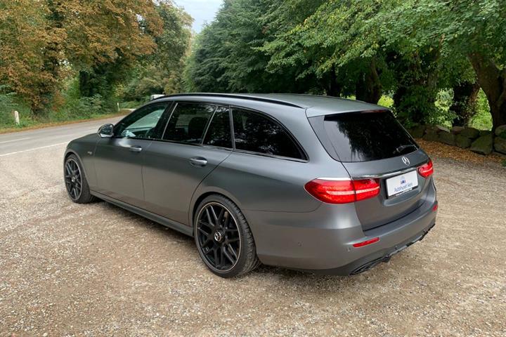 Grå Mercedes E43 fra 2018 set udefra
