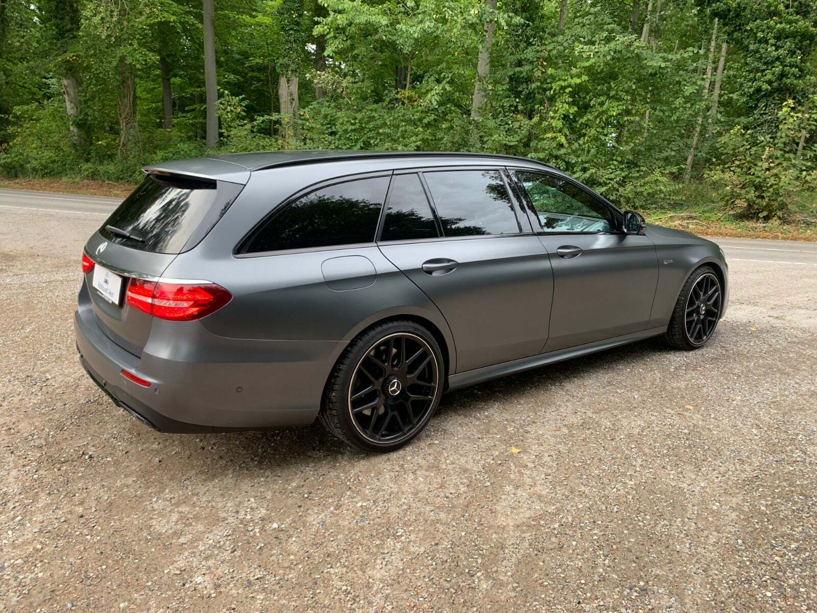 Grå Mercedes E43 fra 2018 set udefra