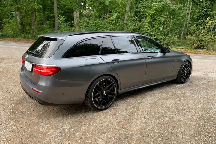 Grå Mercedes E43 fra 2018 set udefra